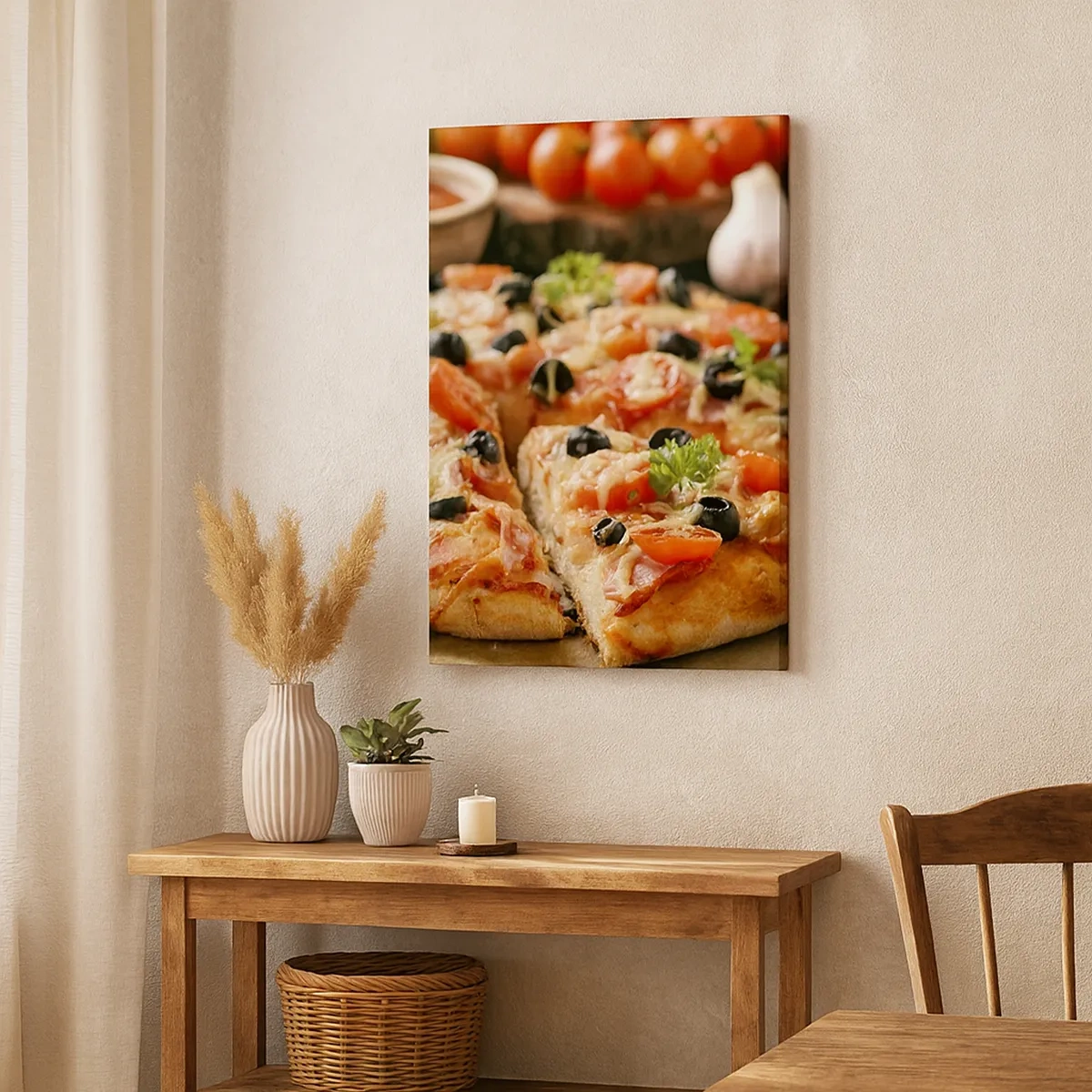 Bild auf Leinwand - Leinwandbild - Pizza mit Tomaten, Oliven und frischen Kräutern auf dem Tisch - 50x70cm - Du bist schon wieder davongekommen - Moderne Wanddekoration für Wohnzimmer und Schlafzimmer ARTTOR