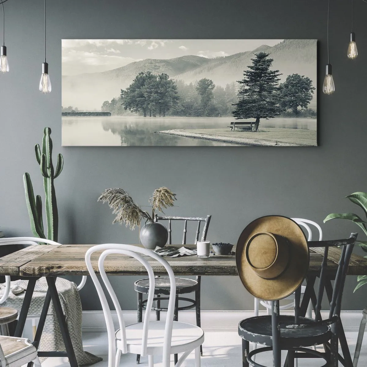 Bild auf Leinwand - Leinwandbild - Ein malerischer See mit einer Bank und Nebel im Hintergrund - 140x50cm - Der See schläft noch - Moderne Wanddekoration für Wohnzimmer und Schlafzimmer ARTTOR