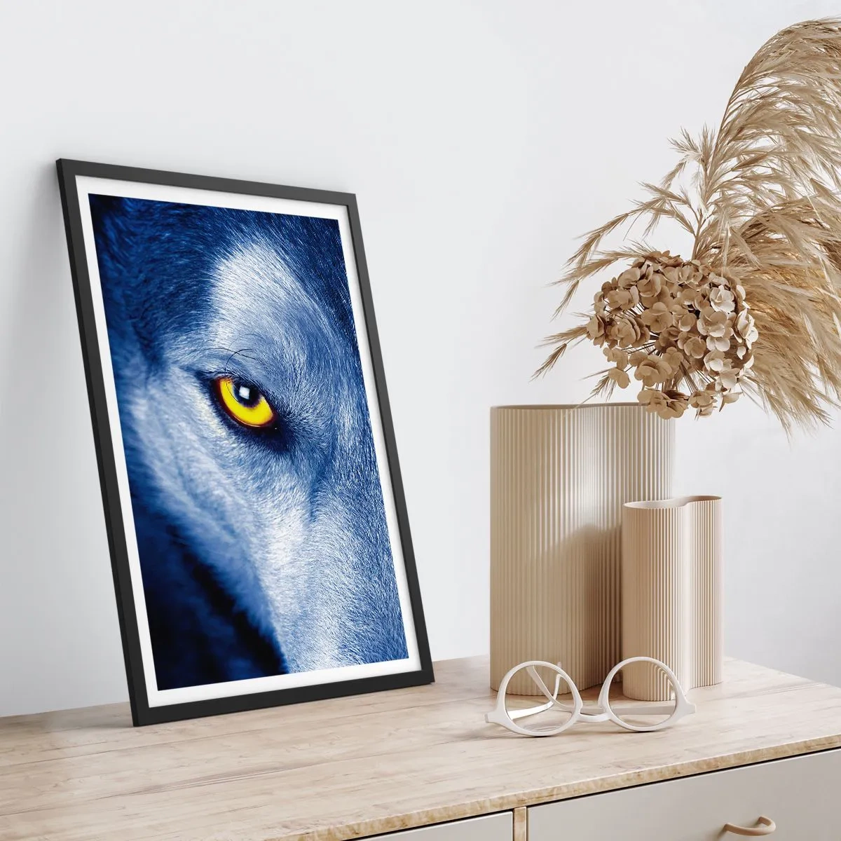 Poster in einem schwarzem Rahmen - Eine Nahaufnahme des gelben Auges eines Wolfes in einem Blauton - 50x70cm - Faszinierender Blick - Moderne Wanddekoration für Wohnzimmer und Schlafzimmer ARTTOR