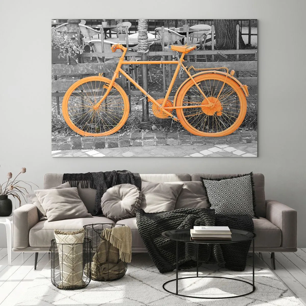 Glasbild - Bild auf glas - Eine Illustration eines orange lackierten Fahrrads vor einem schwarz-weißen Hintergrund. - 100x70cm - Geh, ich warte hier - Moderne Wanddekoration für Wohnzimmer und Schlafzimmer ARTTOR