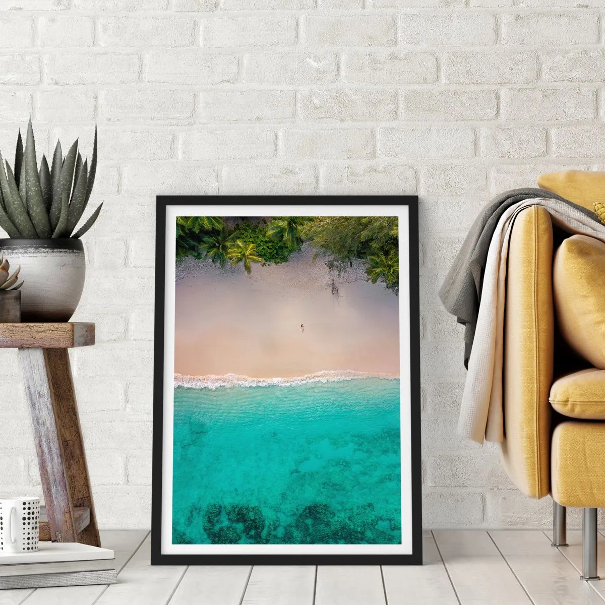 Poster in einem schwarzem Rahmen - Luftaufnahme des Strandes mit türkisfarbenem Wasser und Palmen - 50x70cm - Paradiesstrand - Moderne Wanddekoration für Wohnzimmer und Schlafzimmer ARTTOR