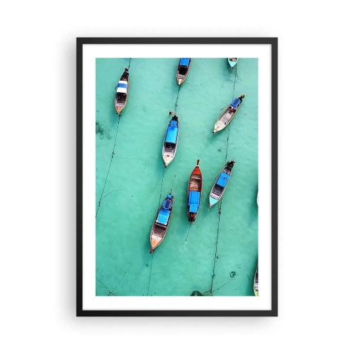 Poster in einem schwarzem Rahmen - Fischerboote auf türkisfarbenem Wasser aus der Vogelperspektive - 50x70cm - In freudiger Erwartung - Moderne Wanddekoration für Wohnzimmer und Schlafzimmer ARTTOR