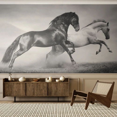 Fototapete Premium Sand - Schwarz-weiße Pferde im dynamischen Galopp - 100x70cm - Engel und Dämonen - Moderne Wanddekoration für Wohnzimmer und Schlafzimmer ARTTOR