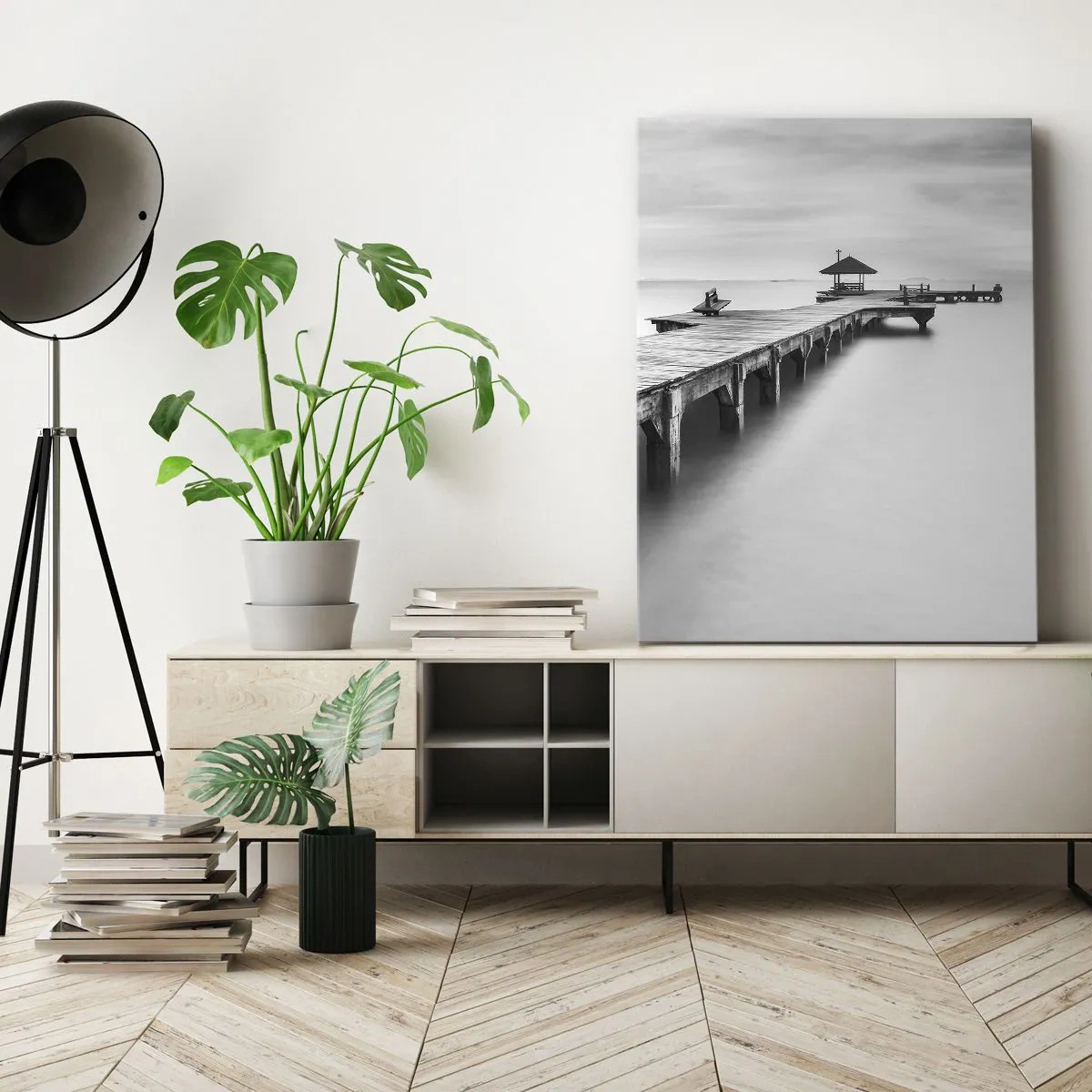 Bild auf Leinwand - Leinwandbild - Eine Schwarzweißansicht eines Holzstegs über ruhigem Wasser. - 50x70cm - In die Ferne - Moderne Wanddekoration für Wohnzimmer und Schlafzimmer ARTTOR