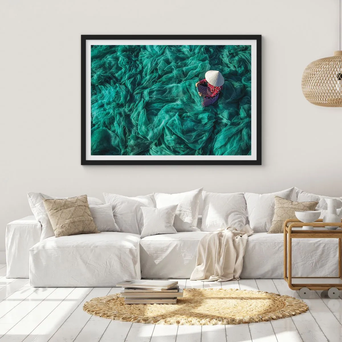 Poster in einem schwarzem Rahmen - Eine Person mit Hut zwischen grünen Fischernetzen - 70x50cm - In einem Meer aus Netzen - Moderne Wanddekoration für Wohnzimmer und Schlafzimmer ARTTOR