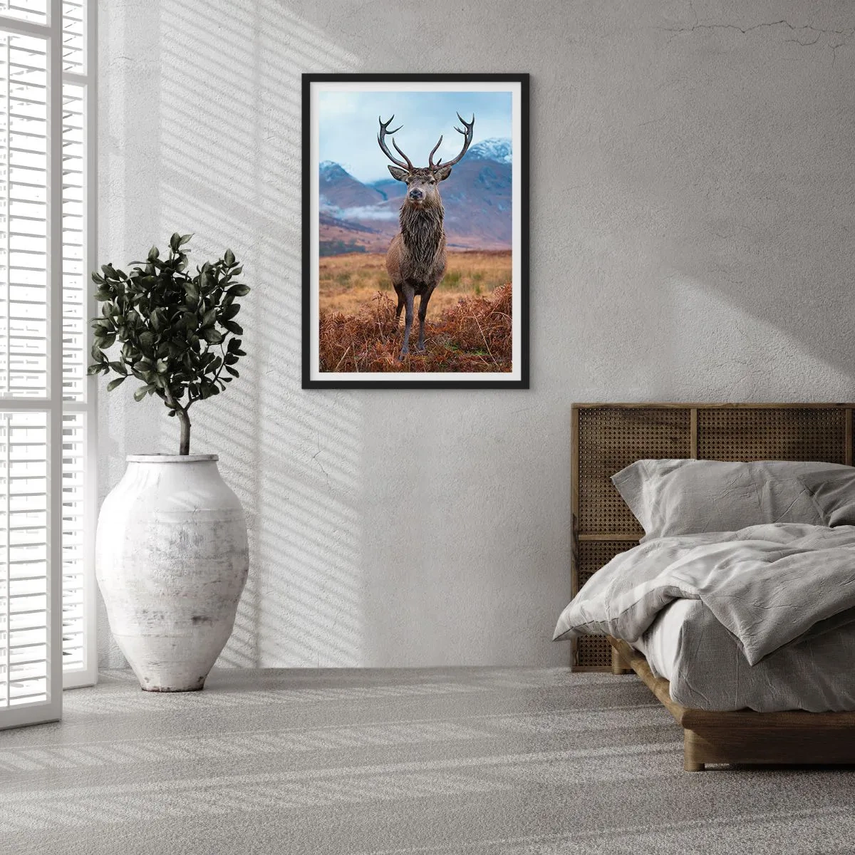 Poster in einem schwarzem Rahmen - Ein stolzer Hirsch vor einer Bergkulisse - 50x70cm - Auf eigenem Land - Moderne Wanddekoration für Wohnzimmer und Schlafzimmer ARTTOR