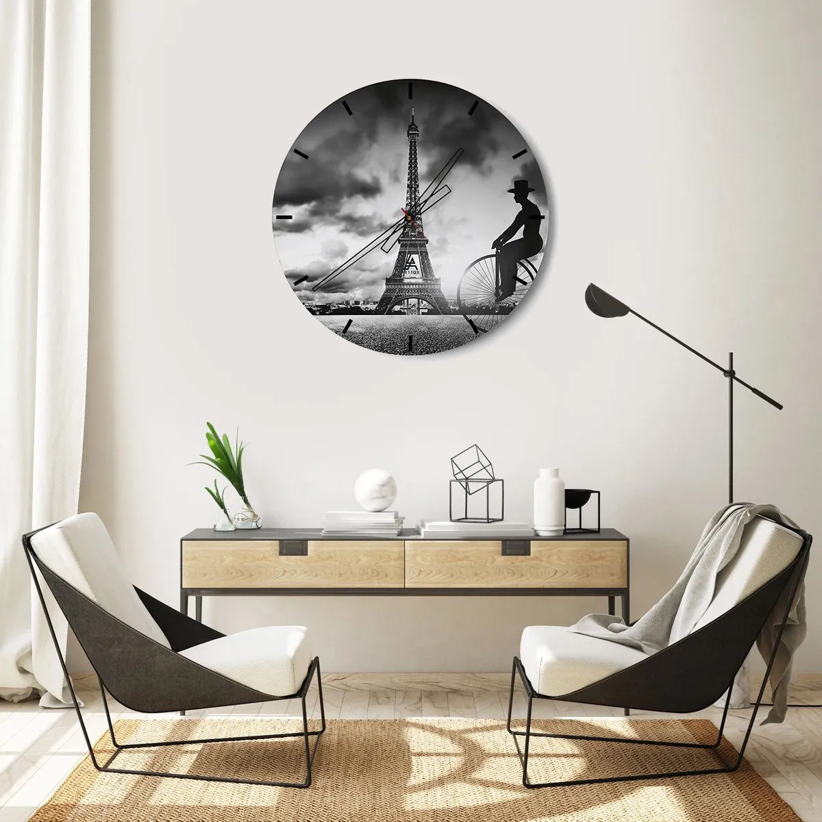 Wanduhr - Glasuhr - Der Eiffelturm mit einem Radfahrer vor einem dramatischen Himmel - 30x30cm - Sehnsucht nach Belle Epoque - Moderne Wanddekoration für Wohnzimmer, Küche und Schlafzimmer ARTTOR