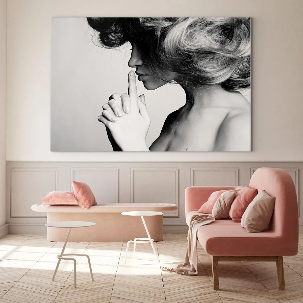 Glasbild - Bild auf glas - Eine Frau auf einem Schwarzweißfoto, die mit Gesten um Ruhe bittet - 70x50cm - Auf sich selbst hören - Moderne Wanddekoration für Wohnzimmer und Schlafzimmer ARTTOR
