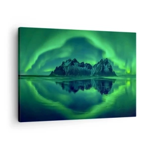 Bild auf Leinwand - Leinwandbild - Berge, umgeben von Polarlichtern, die sich im Wasser spiegeln - 70x50cm - In den Armen der Aurora - Moderne Wanddekoration für Wohnzimmer und Schlafzimmer ARTTOR