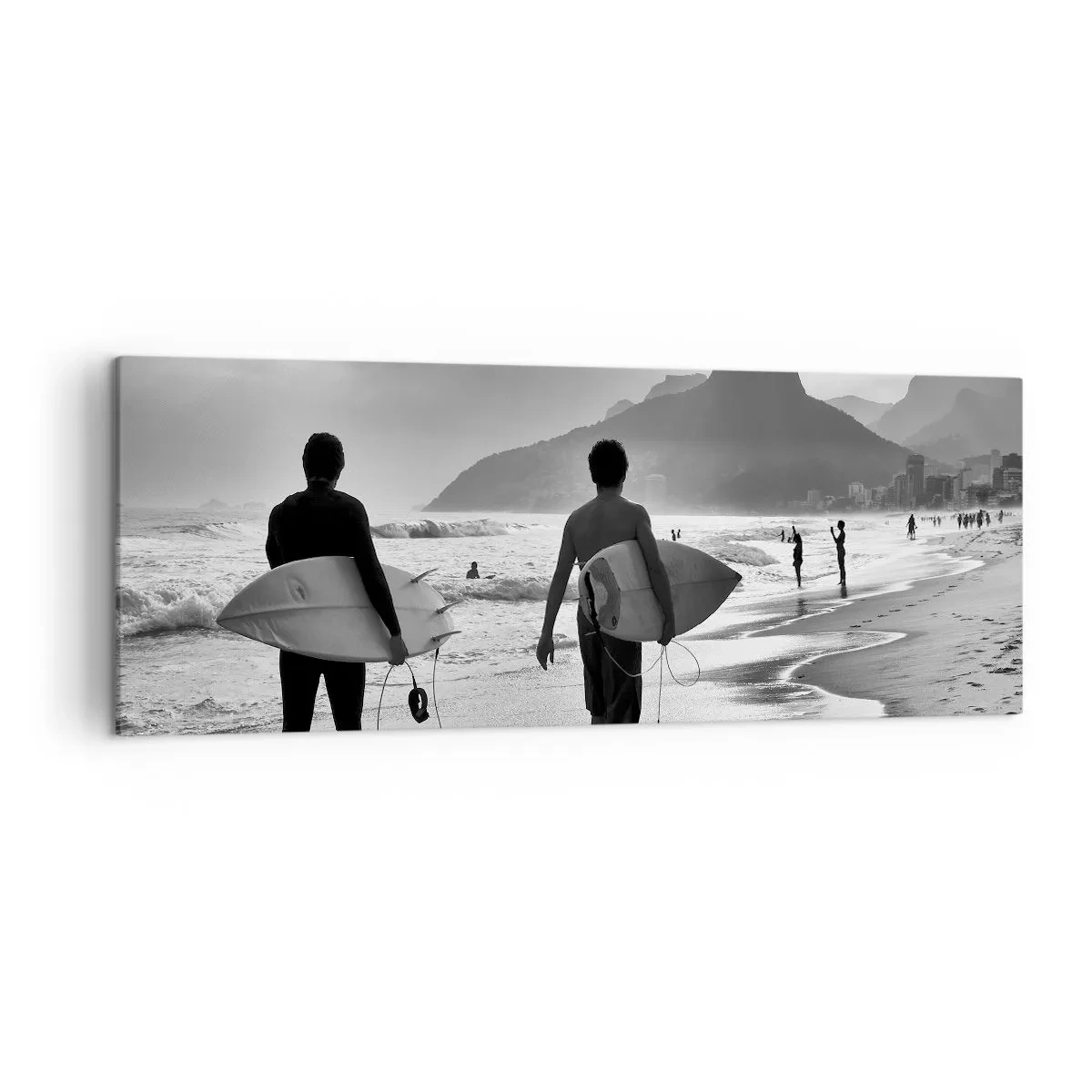 Bild auf Leinwand - Leinwandbild - Zwei Surfer laufen mit ihren schwarz-weißen Brettern am Strand entlang. - 140x50cm - Single-Wave-Samba - Moderne Wanddekoration für Wohnzimmer und Schlafzimmer ARTTOR