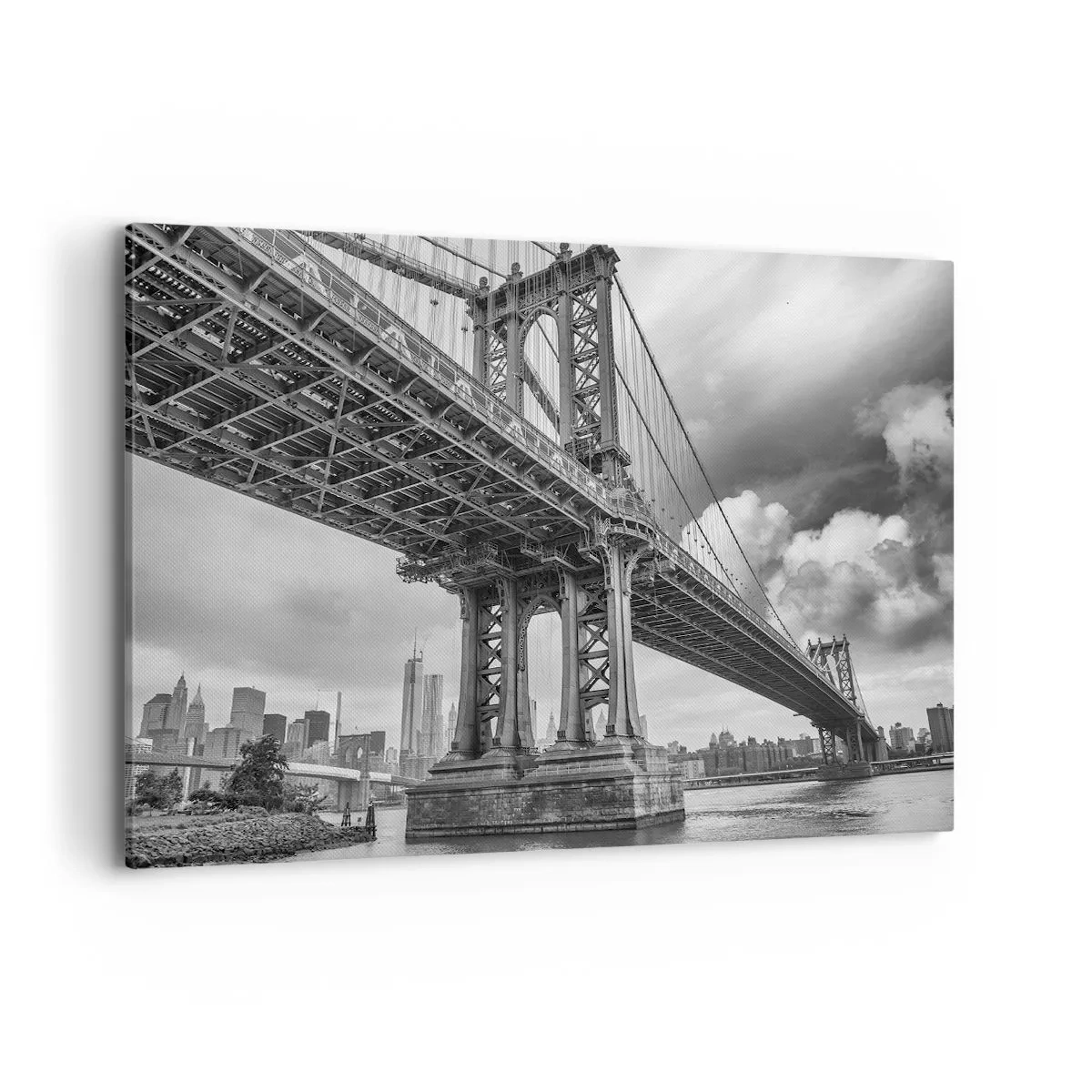 Bild auf Leinwand - Leinwandbild - Eine Brücke in Schwarz-Weiß mit Blick auf die Stadt - 120x80cm - Ins Herz der Stadt - Moderne Wanddekoration für Wohnzimmer und Schlafzimmer ARTTOR