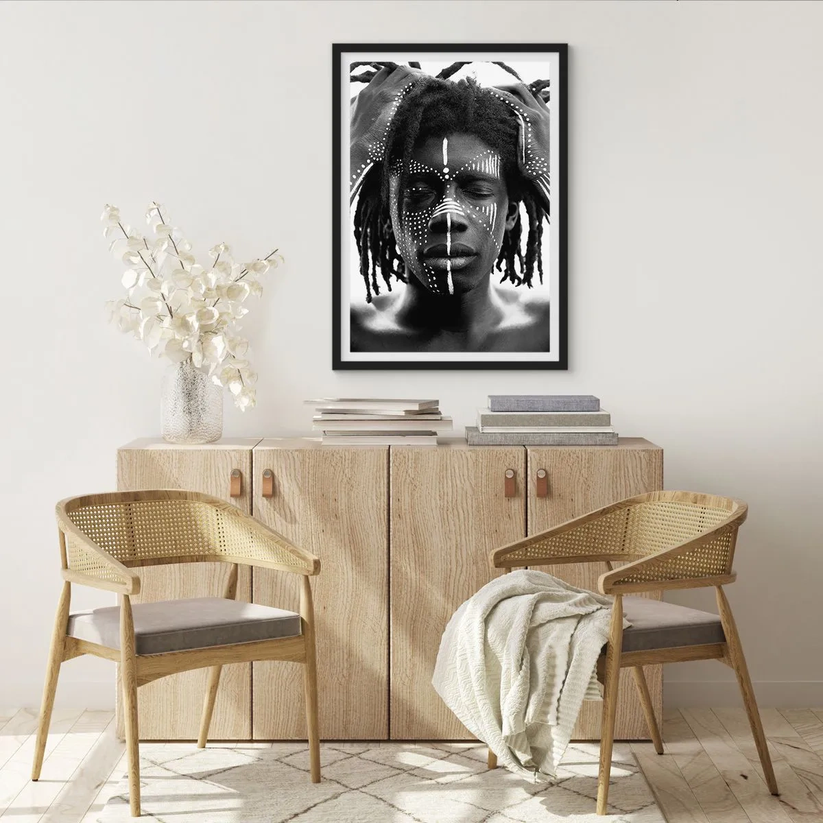 Poster in einem schwarzem Rahmen - Ein Mann mit weißen Malereien im Gesicht und an den Händen - 50x70cm - Wo bist du? - Moderne Wanddekoration für Wohnzimmer und Schlafzimmer ARTTOR
