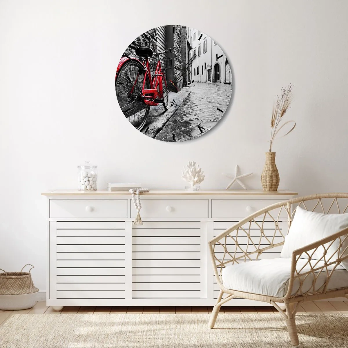 Wanduhr - Glasuhr - Ein rotes Fahrrad vor einer schwarz-weißen Straße - 30x30cm - Wahre Schönheit wird nicht alt - Moderne Wanddekoration für Wohnzimmer, Küche und Schlafzimmer ARTTOR