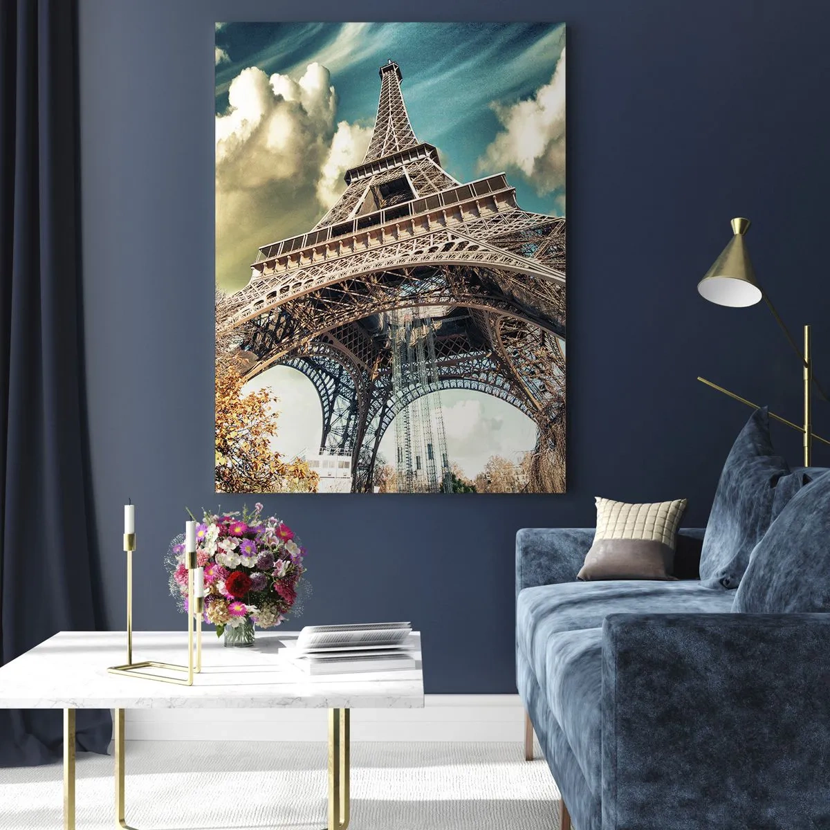 Glasbild - Bild auf glas - Der Eiffelturm in einer Herbstlandschaft vor einem dynamischen Himmel - 50x70cm - Und im Herbst in Paris ... - Moderne Wanddekoration für Wohnzimmer und Schlafzimmer ARTTOR