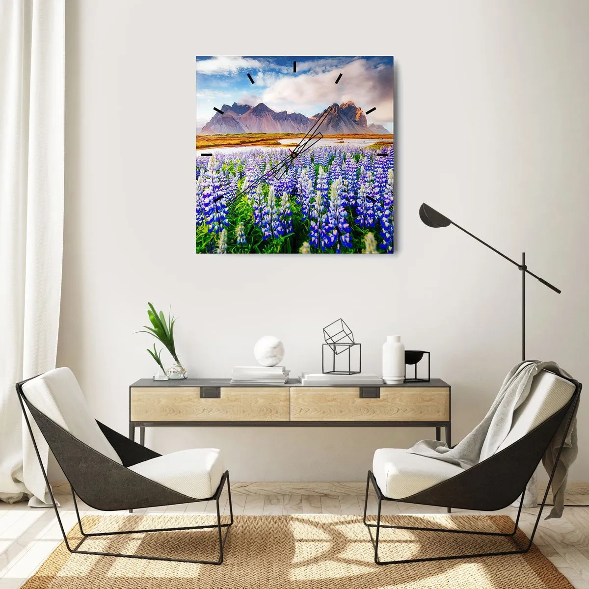 Wanduhr - Glasuhr - Blumen in einer Berglandschaft mit malerischem Himmel - 30x30cm - Kraft und Strenge neben Sanftmut - Moderne Wanddekoration für Wohnzimmer und Schlafzimmer ARTTOR