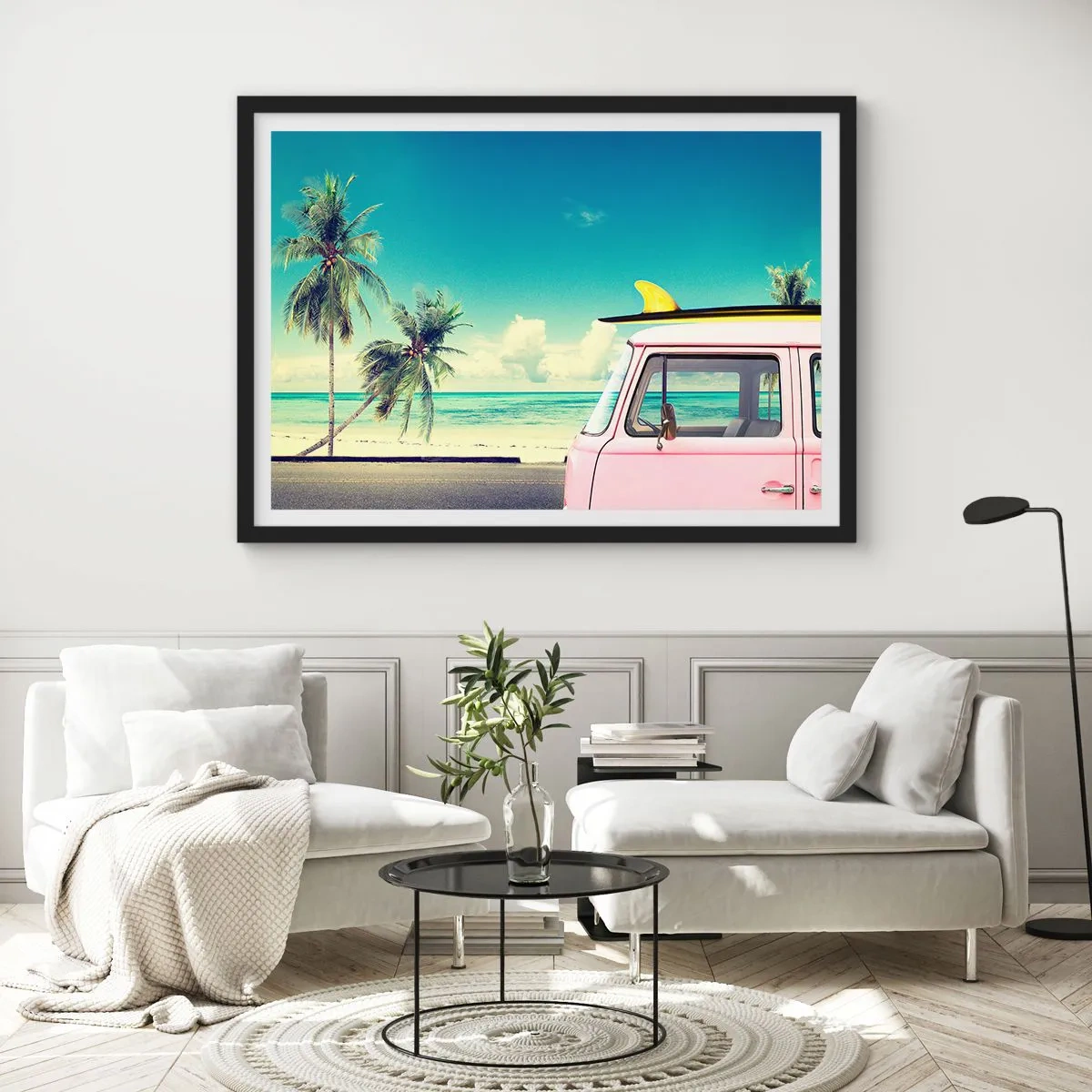 Poster in einem schwarzem Rahmen - Ein rosafarbener Van mit einem Surfbrett vor einem tropischen Strand. - 100x70cm - Zeit um in die Ferien zu starten - Moderne Wanddekoration für Wohnzimmer und Schlafzimmer ARTTOR