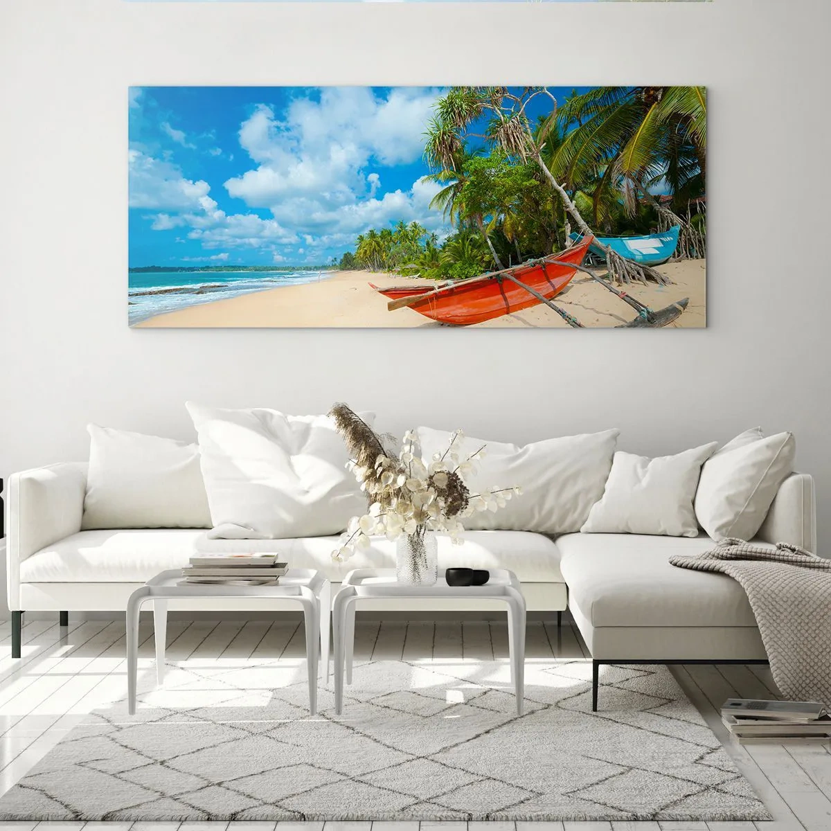 Glasbild - Bild auf glas - Tropischer Strand mit Palmen und bunten Booten - 140x50cm - Der Charme der Tropen - Moderne Wanddekoration für Wohnzimmer und Schlafzimmer ARTTOR