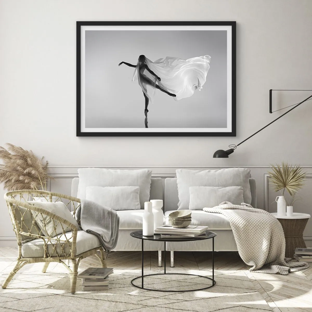Poster in einem schwarzem Rahmen - Eine Tänzerin in ätherischer Pose mit fließendem Stoff - 100x70cm - Leichtigkeit und Anmut - Moderne Wanddekoration für Wohnzimmer und Schlafzimmer ARTTOR