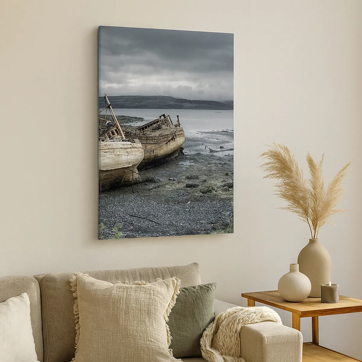 Bild auf Leinwand - Leinwandbild - Verlassene Boote am Ufer in einer regnerischen Szene - 50x70cm - „Als Zeichen würdevoller Härten“ - Moderne Wanddekoration für Wohnzimmer und Schlafzimmer ARTTOR