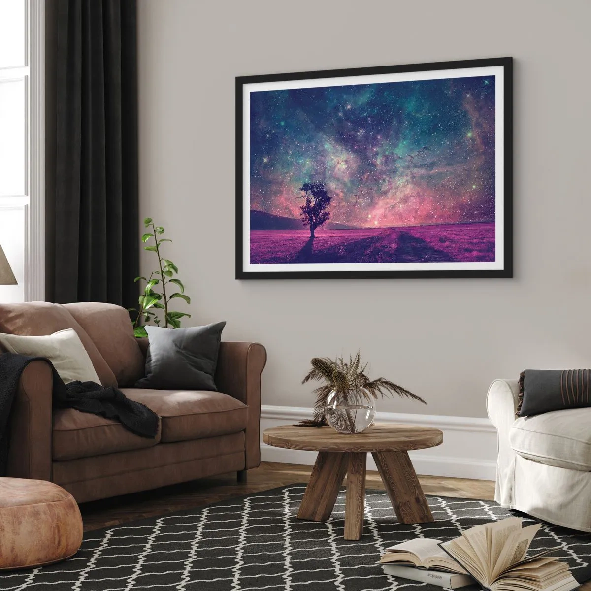Poster in einem schwarzem Rahmen - Ein Baum vor einem Sternenhimmel in violetten und blauen Farben - 70x50cm - Unter dem magischen Himmel - Moderne Wanddekoration für Wohnzimmer und Schlafzimmer ARTTOR