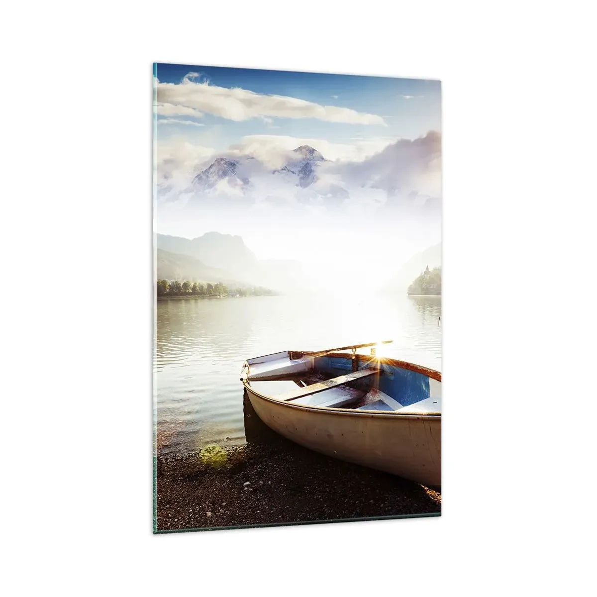 Glasbild - Bild auf glas - Ein Boot am Ufer eines Sees mit Blick auf die Berge am Morgen - 80x120cm - Am tollen und klaren Wasser - Moderne Wanddekoration für Wohnzimmer und Schlafzimmer ARTTOR