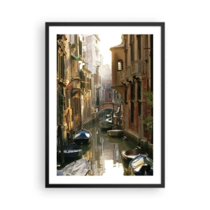 Poster in einem schwarzem Rahmen - Ein venezianischer Kanal, umgeben von historischen Mietshäusern - 50x70cm - In einer venezianischen Gasse - Moderne Wanddekoration für Wohnzimmer und Schlafzimmer ARTTOR