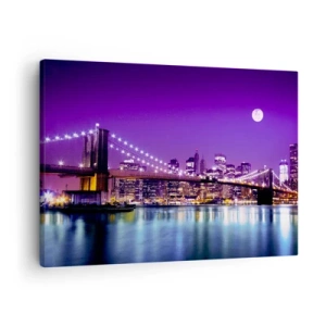 Bild auf Leinwand - Leinwandbild - Brooklyn Bridge bei Nacht mit beleuchteter Stadt und Vollmond - 70x50cm - Die Lichter der Großstadt in Lila - Moderne Wanddekoration für Wohnzimmer und Schlafzimmer ARTTOR