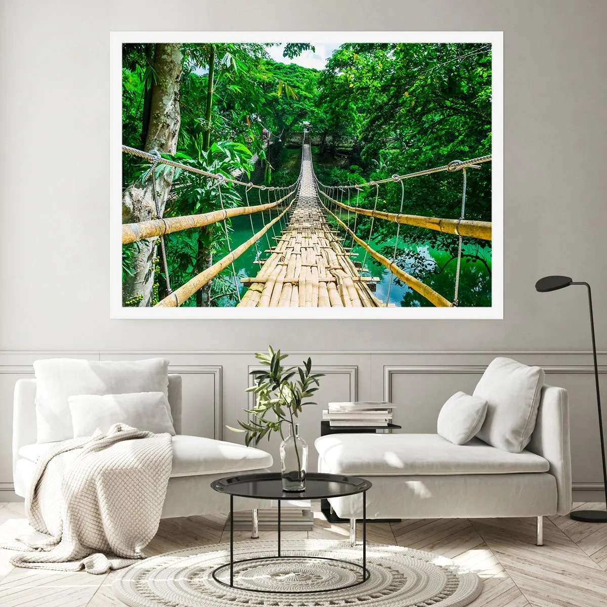 Poster - Eine hängende Bambusbrücke, umgeben von Grün - 100x70cm - Monkey Bridge über das Grün - Moderne Wanddekoration für Wohnzimmer und Schlafzimmer ARTTOR