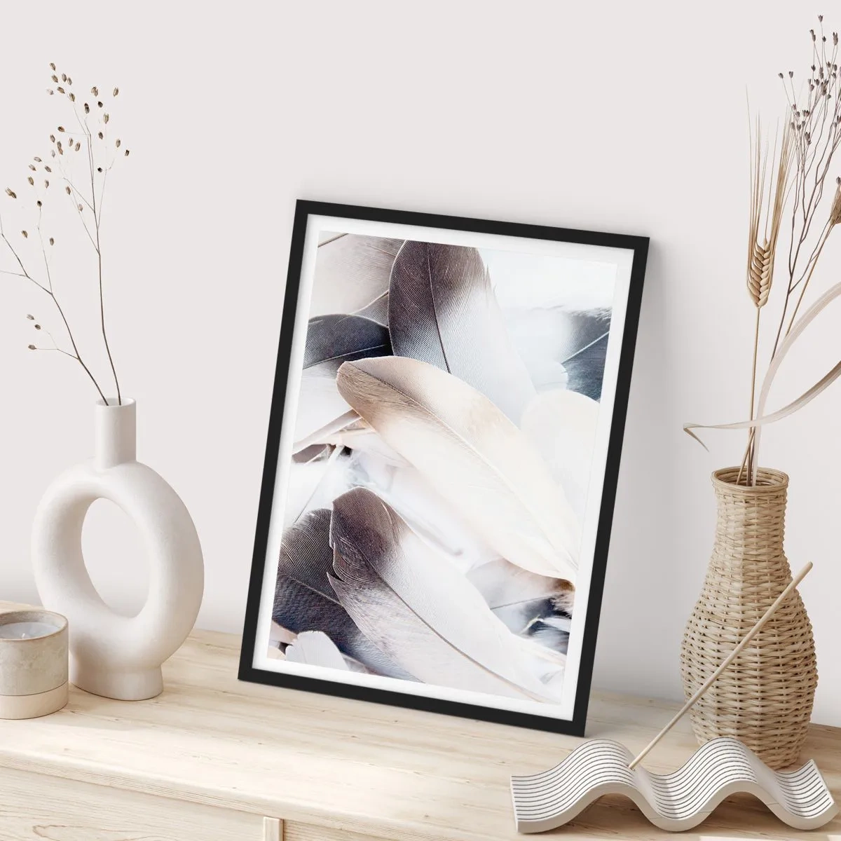 Poster in einem schwarzem Rahmen - Zarte Federn in einer hellen, minimalistischen Komposition - 50x70cm - Fast engelhaft - Moderne Wanddekoration für Wohnzimmer und Schlafzimmer ARTTOR