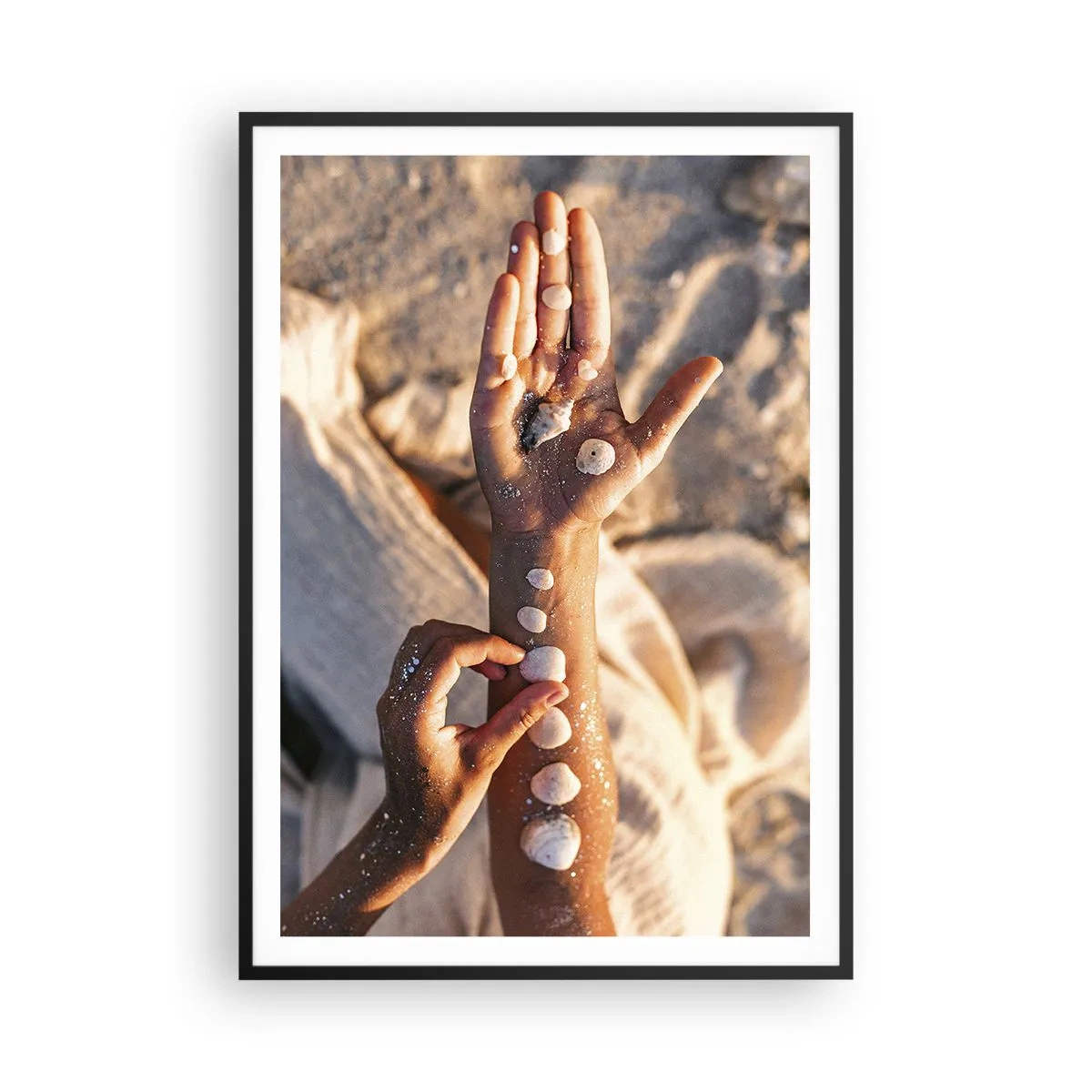 Poster in einem schwarzem Rahmen - Schönheit an Ihren Fingerspitzen - 70x100 cm