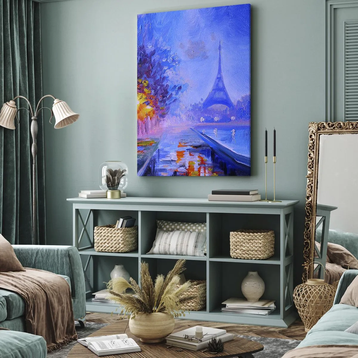 Bild auf Leinwand - Leinwandbild - Eine Allee mit Lampen in Paris mit dem Eiffelturm im Hintergrund - 50x70cm - Ein Traumspaziergang - Moderne Wanddekoration für Wohnzimmer und Schlafzimmer ARTTOR