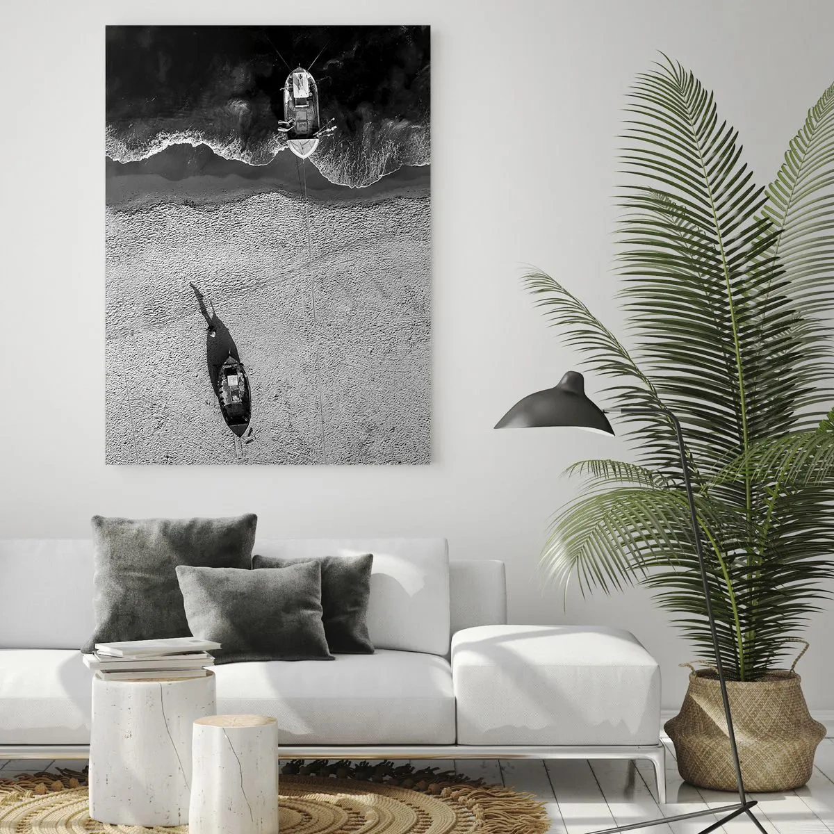 Glasbild - Bild auf glas - Schwarz-weiße Boote und ihre Schatten auf einem Sandstrand von oben gesehen - 50x70cm - Immer noch am Ufer… - Moderne Wanddekoration für Wohnzimmer und Schlafzimmer ARTTOR
