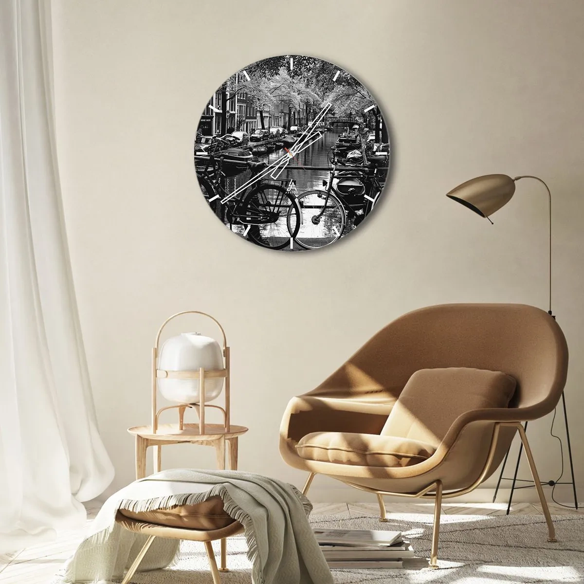 Wanduhr - Glasuhr - Schwarz-Weiß-Ansicht eines Kanals mit Fahrrädern in Amsterdam - 30x30cm - Ein sehr holländischer Anblick - Moderne Wanddekoration für Wohnzimmer, Küche und Schlafzimmer ARTTOR
