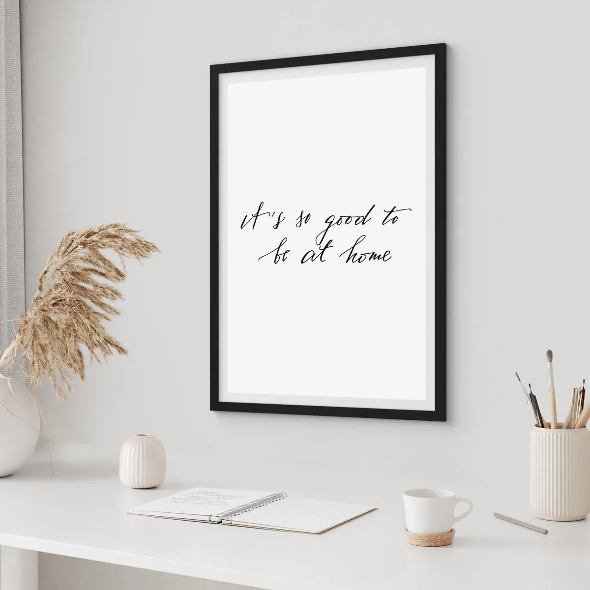 Poster in einem schwarzem Rahmen - Zitat: Es ist so schön, im minimalistischen Stil zu Hause zu sein - 50x70cm - Die ganze Wahrheit - Moderne Wanddekoration für Wohnzimmer und Schlafzimmer ARTTOR