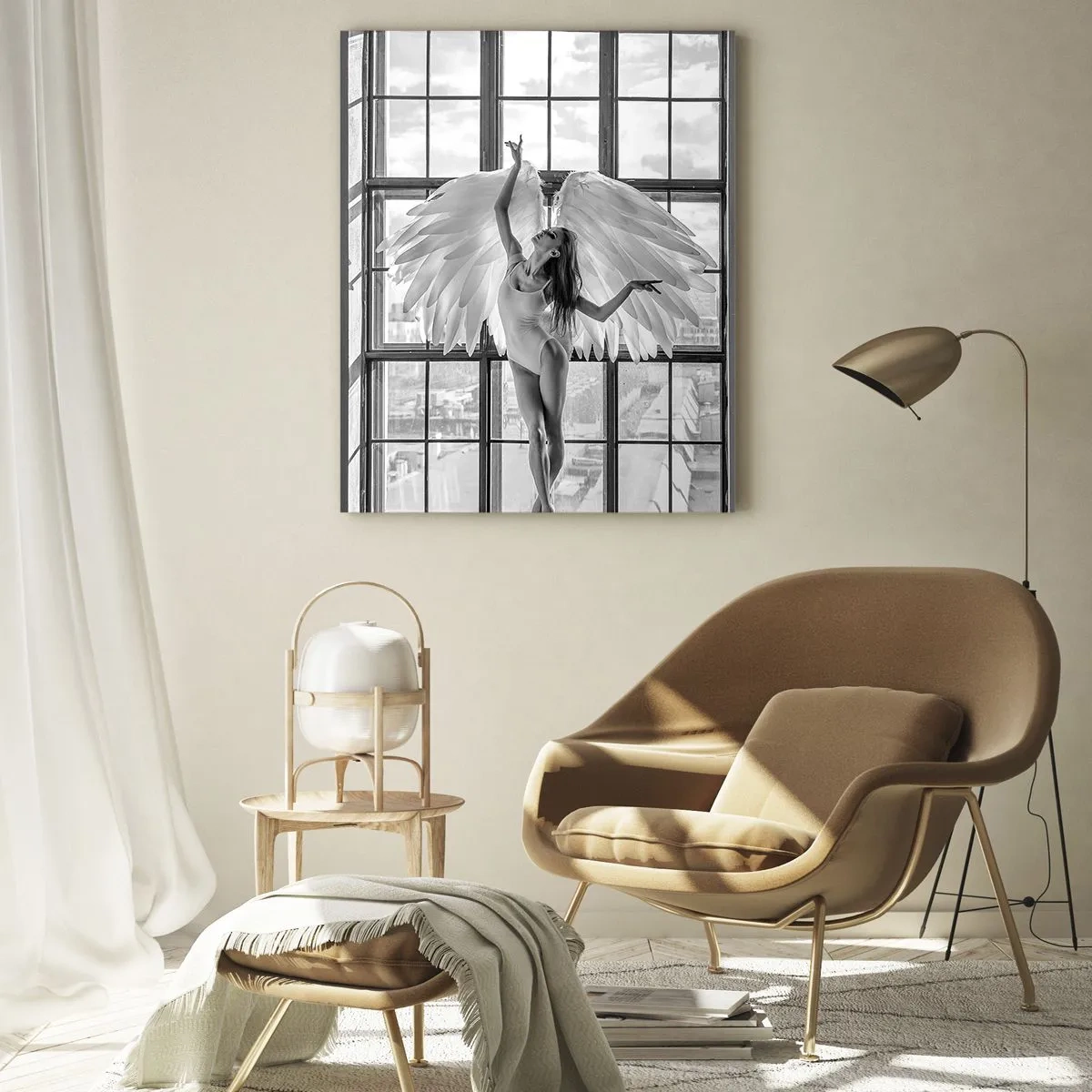 Glasbild - Bild auf glas - Eine Frau mit Engelsflügeln vor dem Hintergrund eines Dachbodenfensters - 80x120cm - Stadt der Engel? - Moderne Wanddekoration für Wohnzimmer und Schlafzimmer ARTTOR