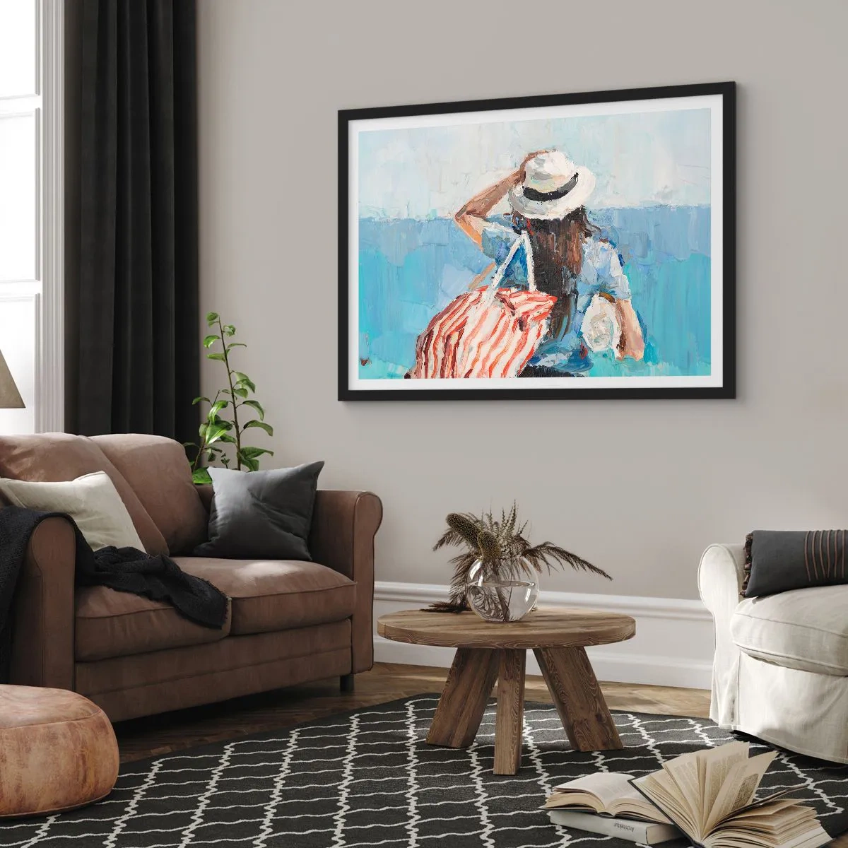 Poster in einem schwarzem Rahmen - Eine Frau mit Hut vor dem blauen Meer - 70x50cm - Willkommen in den Sommerferien - Moderne Wanddekoration für Wohnzimmer und Schlafzimmer ARTTOR
