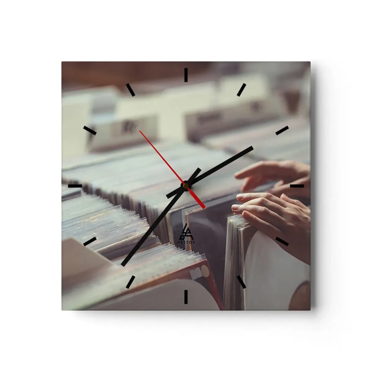 Wanduhr - Glasuhr - Hände blättern durch eine Vinylsammlung - 30x30cm - Auf der Suche nach Emotionen - Moderne Wanddekoration für Wohnzimmer und Schlafzimmer ARTTOR
