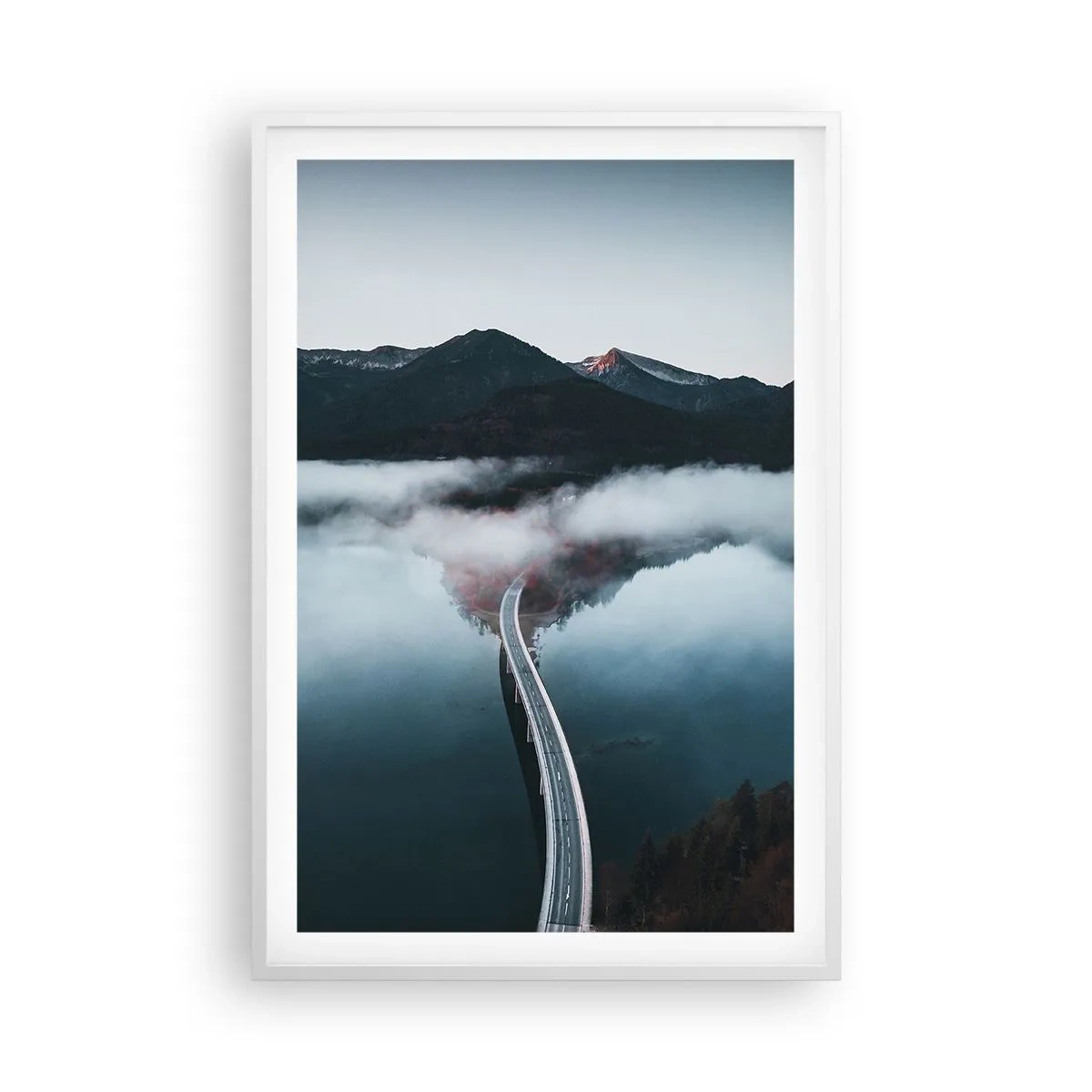 Poster in einem weißen Rahmen - Über Wasser so glatt wie ein Spiegel - 61x91 cm