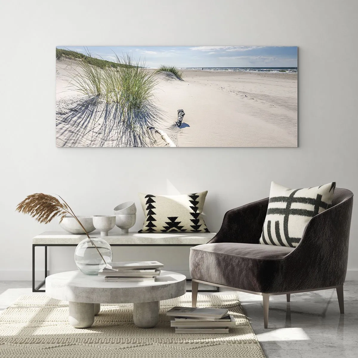 Glasbild - Bild auf glas - Ein Ostseestrand mit Sand, Gras und einem ruhigen blauen Himmel - 140x50cm - Der schönste Strand? Ostsee-Strand - Moderne Wanddekoration für Wohnzimmer und Schlafzimmer ARTTOR