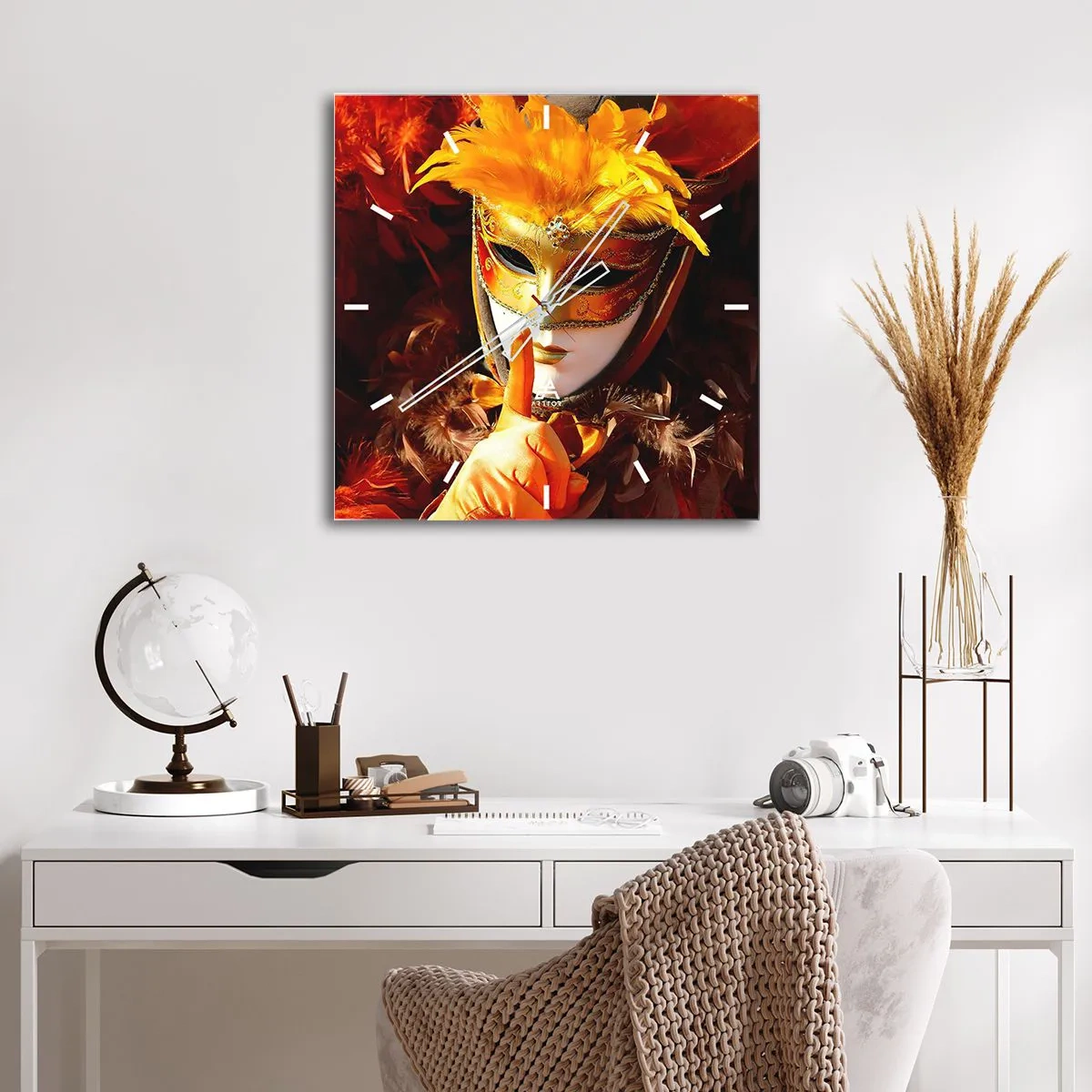 Wanduhr - Glasuhr - Karnevalsmaske in Gold- und Orangetönen - 30x30cm - Geheimnis ist Teil des Spiels - Moderne Wanddekoration für Wohnzimmer und Schlafzimmer ARTTOR