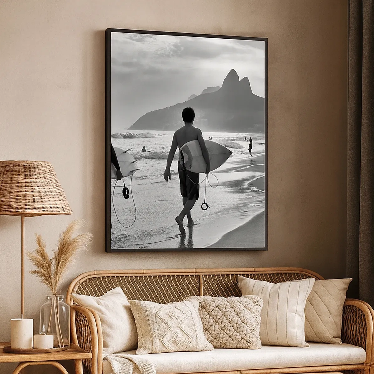 Bild auf Leinwand - Leinwandbild - Zwei Surfer laufen mit ihren schwarz-weißen Brettern am Strand entlang. - 50x70cm - Single-Wave-Samba - Moderne Wanddekoration für Wohnzimmer und Schlafzimmer ARTTOR