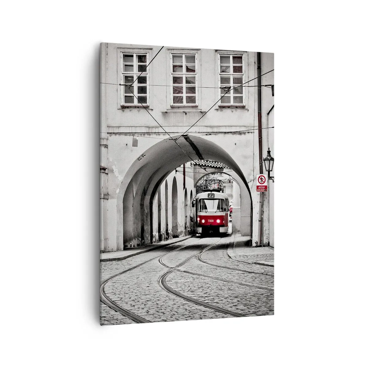 Bild auf Leinwand - Leinwandbild - Eine schwarz-weiße Straßenbahn in einer historischen Stadtstraße - 70x100cm - Durch das Stadtlabyrinth - Moderne Wanddekoration für Wohnzimmer und Schlafzimmer ARTTOR