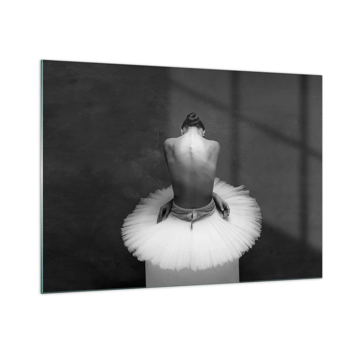 Glasbild - Bild auf glas - Eine sitzende Ballerina in einem Tüllrock vor einem Schatten - 100x70cm - Es blüht gerade - Moderne Wanddekoration für Wohnzimmer und Schlafzimmer ARTTOR
