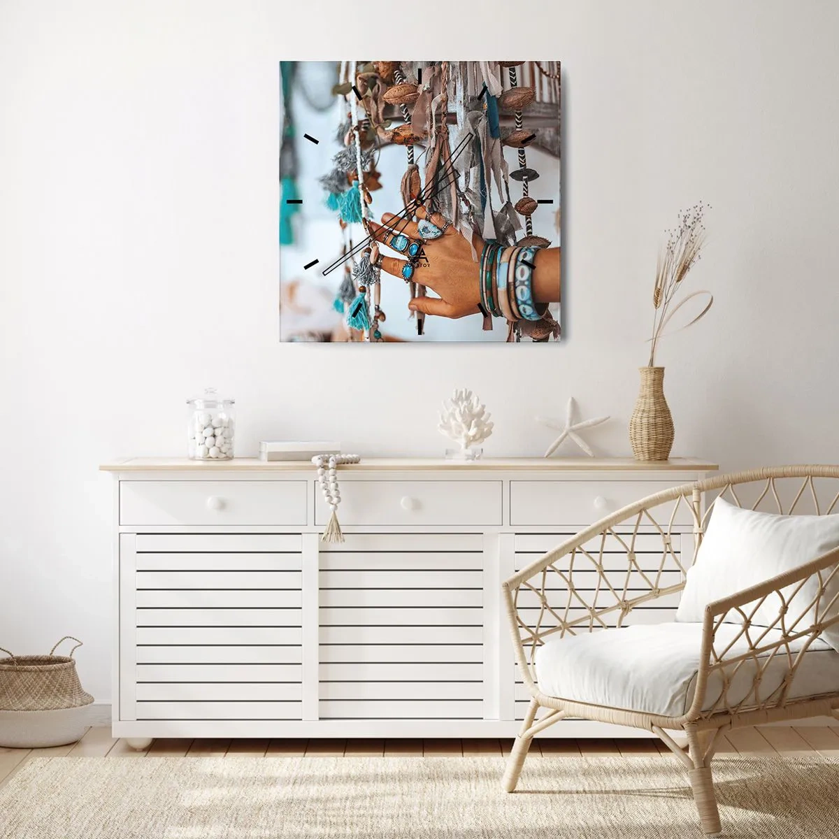 Wanduhr - Glasuhr - Eine mit Boho-Schmuck geschmückte Hand mit Dekorationen im Hintergrund - 30x30cm - Lokale Schätze - Moderne Wanddekoration für Wohnzimmer und Schlafzimmer ARTTOR