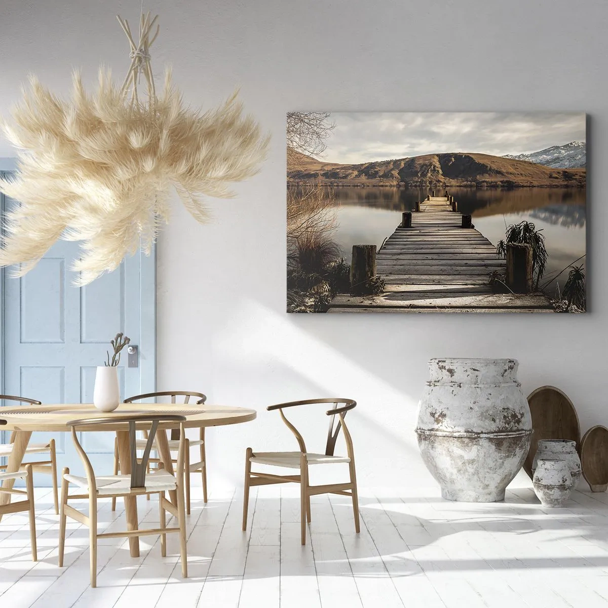 Bild auf Leinwand - Leinwandbild - Ein Holzsteg über einem See, umgeben von malerischen Hügeln - 70x50cm - Landschaft in Stille - Moderne Wanddekoration für Wohnzimmer und Schlafzimmer ARTTOR