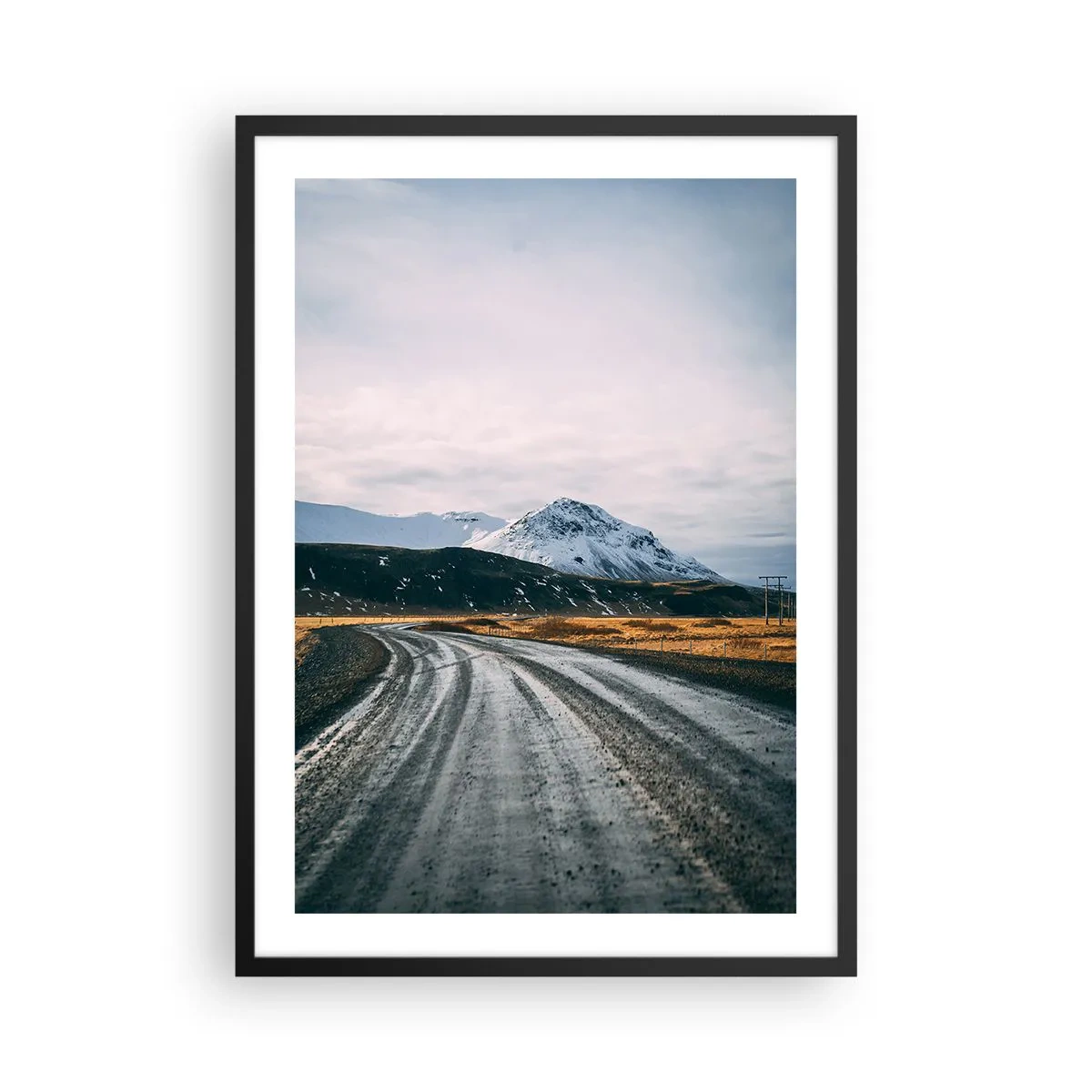 Poster in einem schwarzem Rahmen - Eine Straße, die zu den schneebedeckten Bergen führt - 50x70cm - Im isländischen Flair - Moderne Wanddekoration für Wohnzimmer und Schlafzimmer ARTTOR