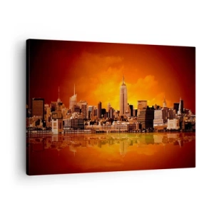 Bild auf Leinwand - Leinwandbild - Panorama der Stadt bei Sonnenuntergang mit im Wasser reflektierten Gebäuden - 70x50cm - Das Großstadtpanorama in Gelb und Bronze - Moderne Wanddekoration für Wohnzimmer und Schlafzimmer ARTTOR