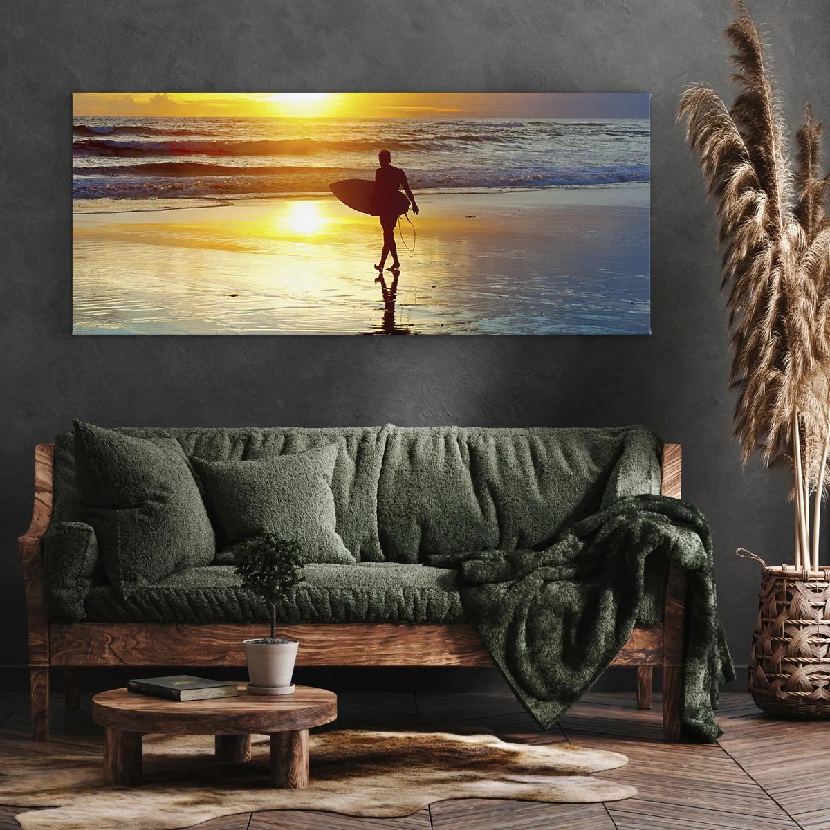 Bild auf Leinwand - Leinwandbild - Ein Surfer geht bei Sonnenuntergang mit einem Brett in der Hand am Strand spazieren. - 160x50cm - Die Rückkehr des Kriegers - Moderne Wanddekoration für Wohnzimmer und Schlafzimmer ARTTOR
