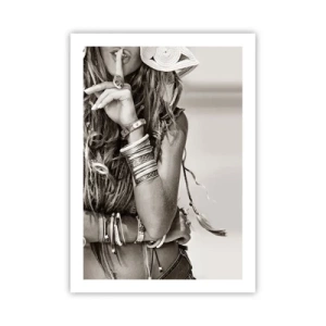 Poster - Stilvolle Frau mit Schmuck macht eine Geste des Schweigens - 50x70cm - Wieso ein Mädchen - Moderne Wanddekoration für Wohnzimmer und Schlafzimmer ARTTOR