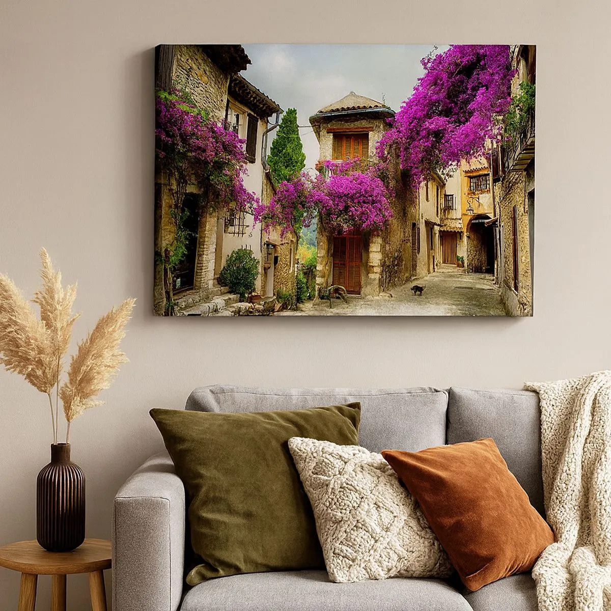 Bild auf Leinwand - Leinwandbild - Eine Steinstraße mit rosa Blumen und Häusern - 70x50cm - Unter einem Blumendach - Moderne Wanddekoration für Wohnzimmer und Schlafzimmer ARTTOR